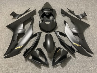 08-16 Matt Schwarz Mit Goldenem Logo R6 Verkleidung