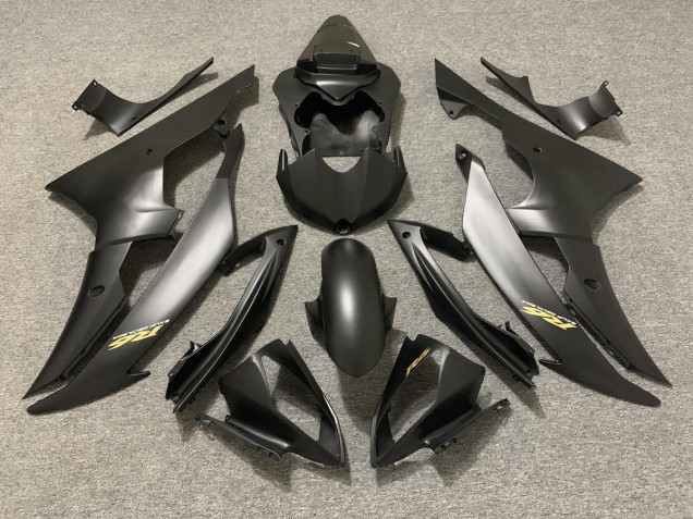 08-16 Matt Schwarz Mit Goldenem Logo R6 Verkleidung